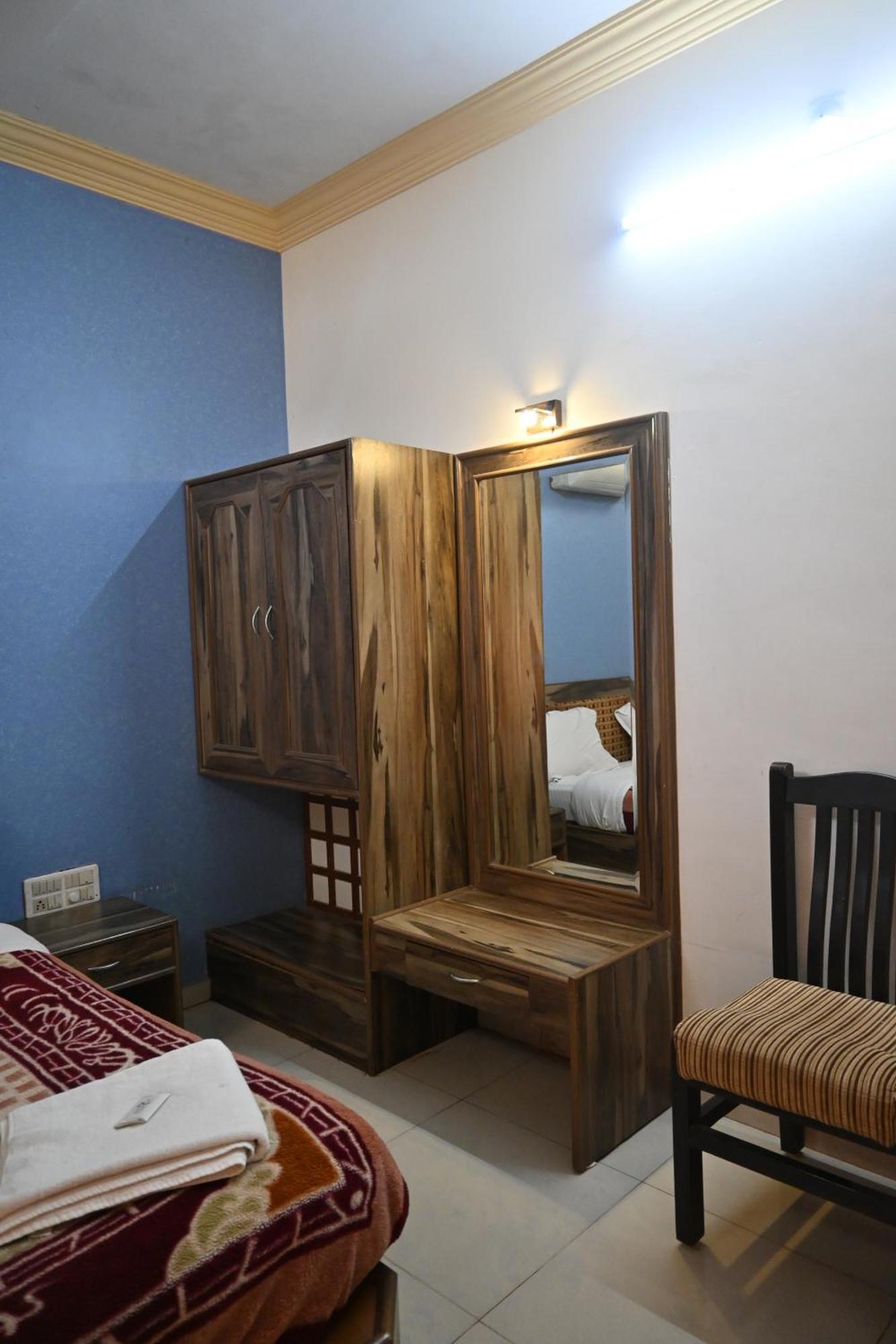 Ashlesh Hotel Manipal Exterior foto